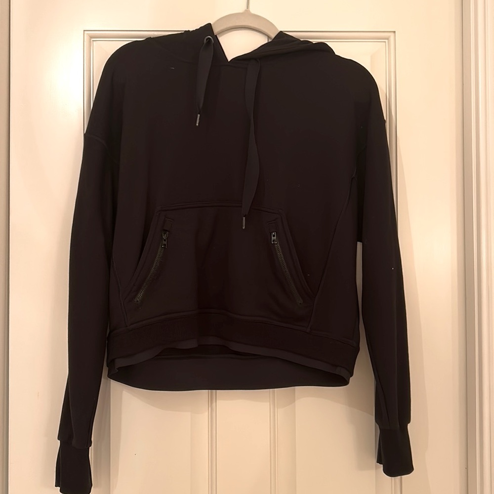 Cropped black sweatshirt